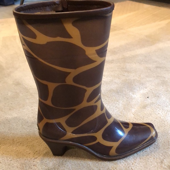 Giraffe print rain boots - Picture 5 of 7